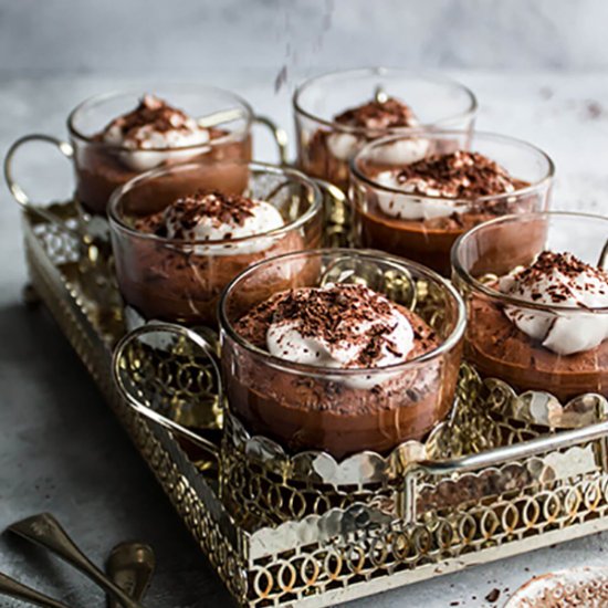 EASY FLUFFY VEGAN CHOCOLATE MOUSSE