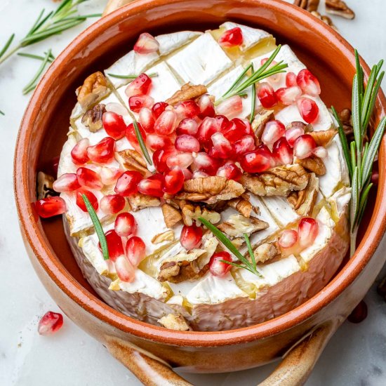 BAKED BRIE RECIPE WITH POMEGRANATES