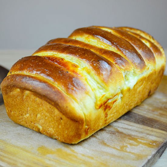 Garlic mozzarella spelt bread