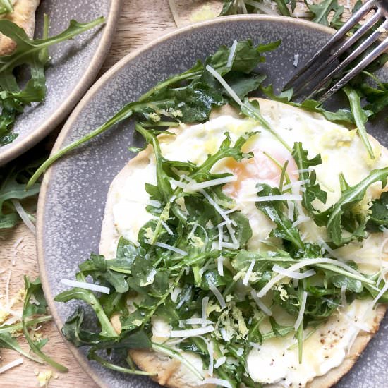 mini breakfast pizzas with arugula