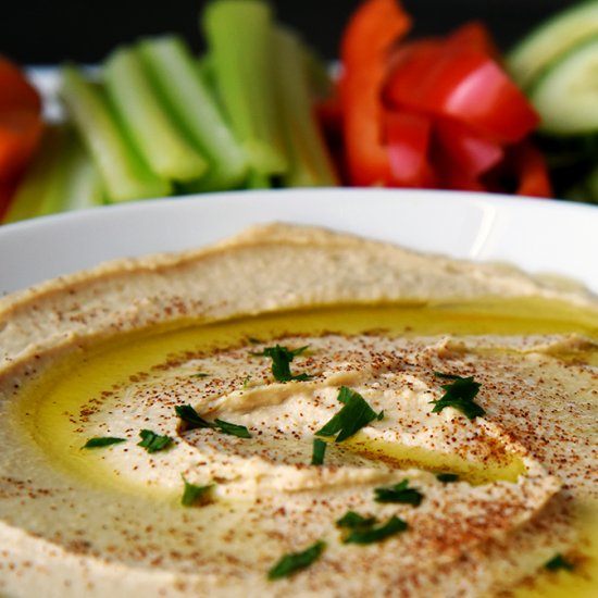 HOMEMADE HUMMUS WITH VEGGIES