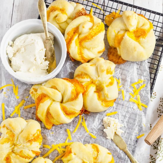 Twisted Garlic Cheese Knots