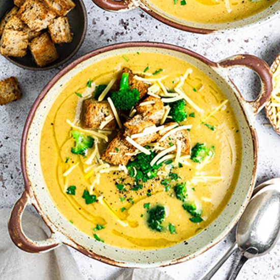 ONE POT VEGAN BROCCOLI CHEESE SOUP