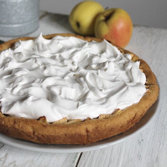 Apple pie with cream