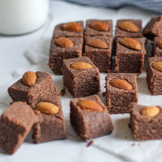 Simple Keto Chocolate Almond Fudge