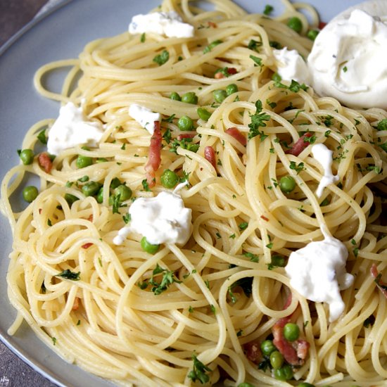 Burrata, peas & bacon spaghetti