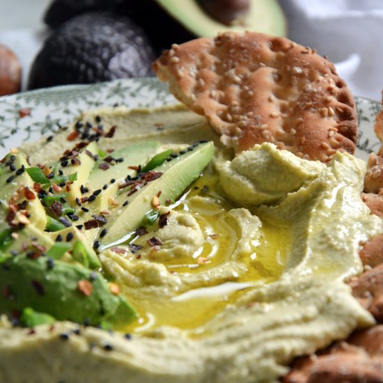 Creamy avocado and chickpea hummus