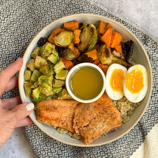 Quinoa salmon bowl + lemon vinaigre