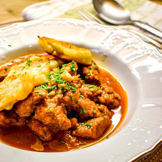 BEST TRADITIONAL HUNGARIAN GOULASH