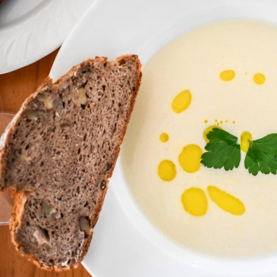 Delicious celery-ginger cream soup