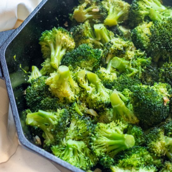 Easy 10 Minute Garlic Broccoli