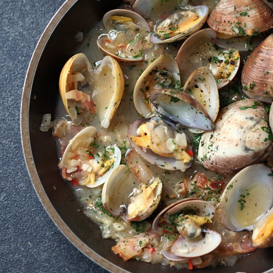 Steamed Clams in White Wine