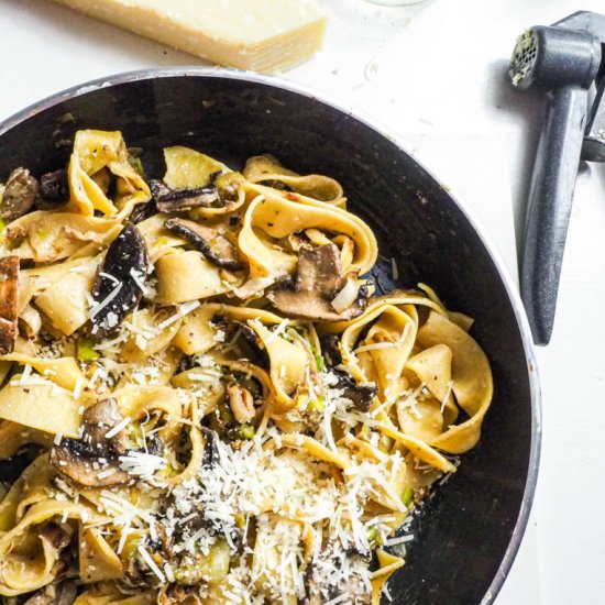 Leek tagliatelle with mushrooms