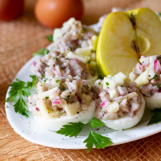 Devilled eggs with herring