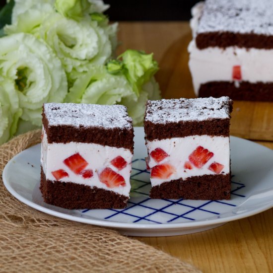 Yoghurt cake with strawberries