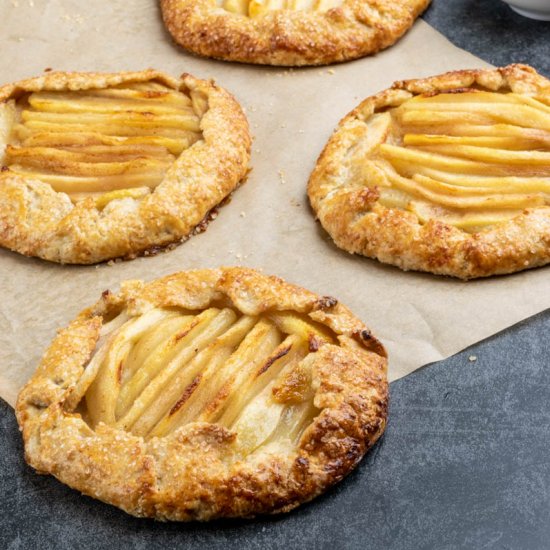 Easy tart with pears and cinnamon