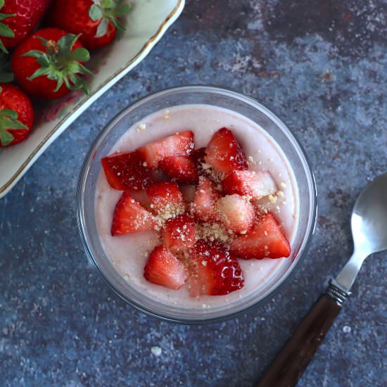 Strawberry and biscuit mousse