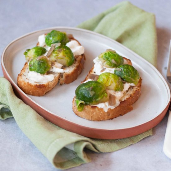 Croutons with brussels sprouts