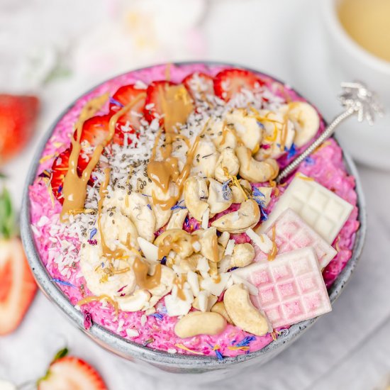 PINK OATMEAL WITH PITAYA POWDER