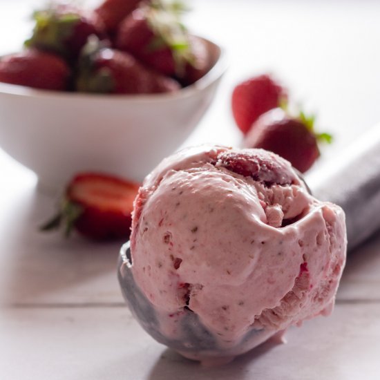 Easy Homemade Strawberry Ice Cream