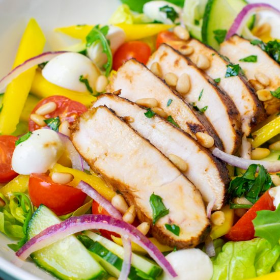 Grilled chicken salad with mango