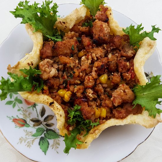 Minced chicken in puffpastry basket