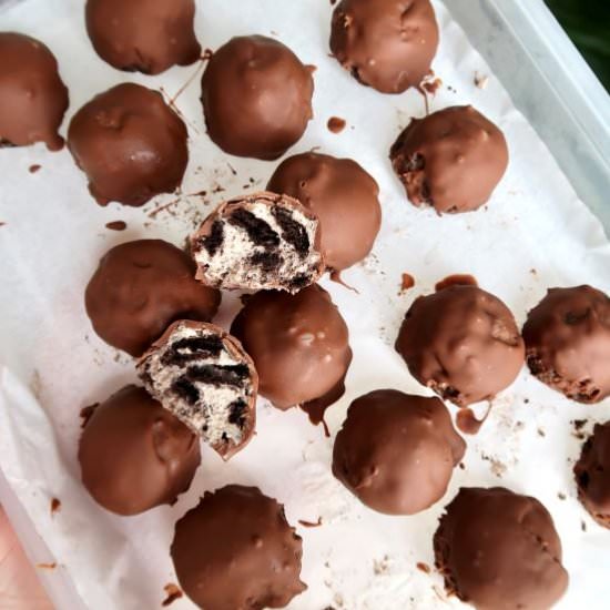 Cookies & Cream Cheesecake Truffles