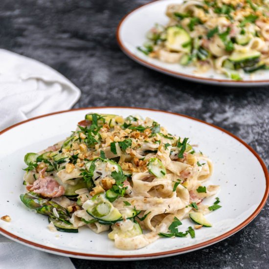 Pasta with asparagus and courgette