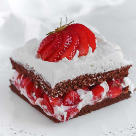 VEGAN CHOCOLATE STRAWBERRY CAKE