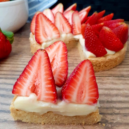 Strawberry custard tart