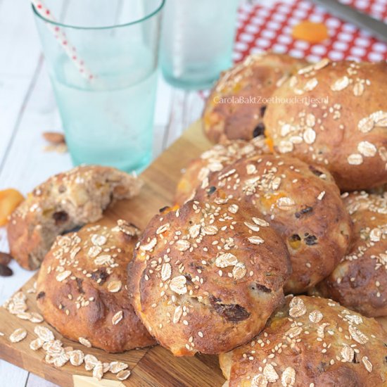 Muesli buns full of nuts and fruit