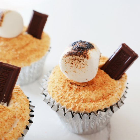 Marshmallow Stuffed Smores Cupcakes