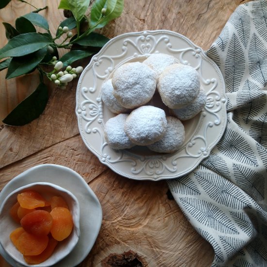 ”Skaltsounia” with dried apricots