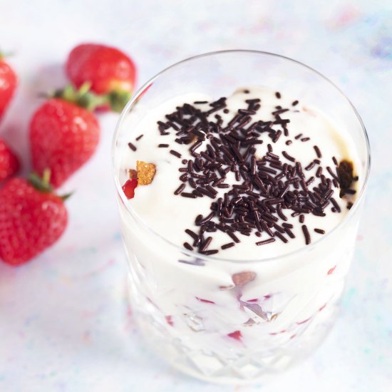 Strawberry yoghurt parfait