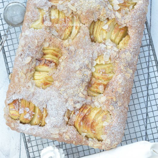 Apple pie with heavy cream