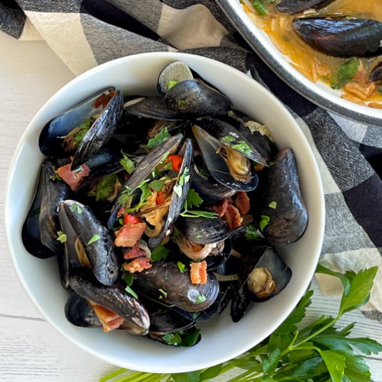 Steamed Mussels with Smoky Bacon