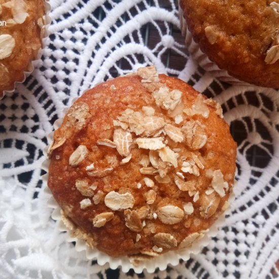 Banana oat muffins with crumble top