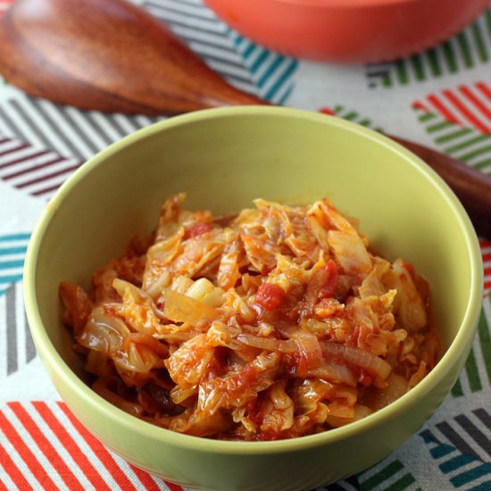 Braised cabbage with tomatoes