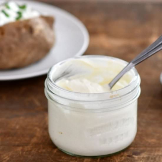 Homemade cultured sour cream