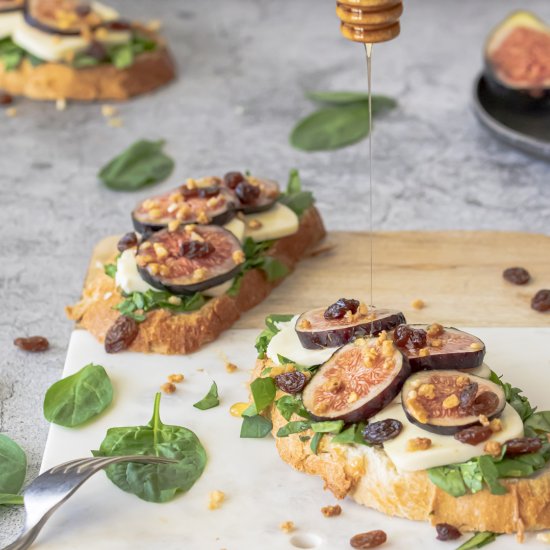 Toast with spinach, mint and figs