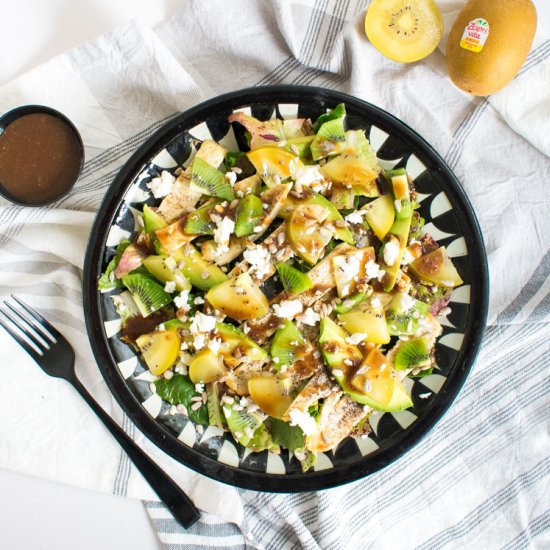 Kiwi salad with grilled chicken