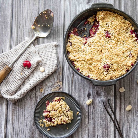 Cherry crumble, vanilla and cloves