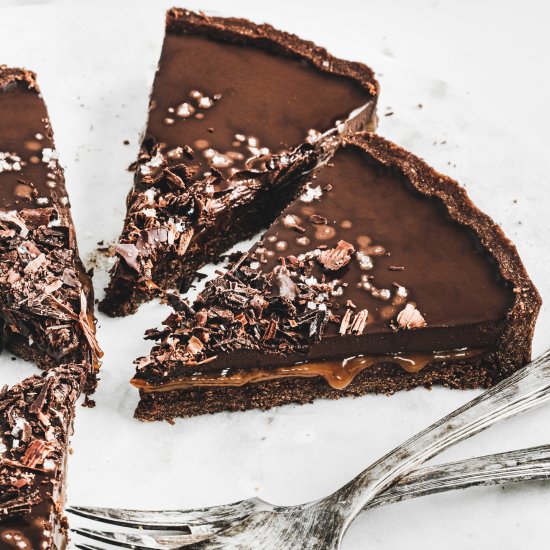 Salted caramel chocolate tart