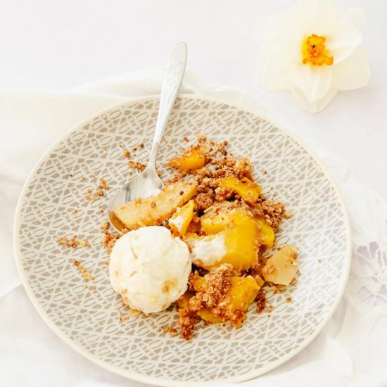 Vegan Crumble with Apple and Mango