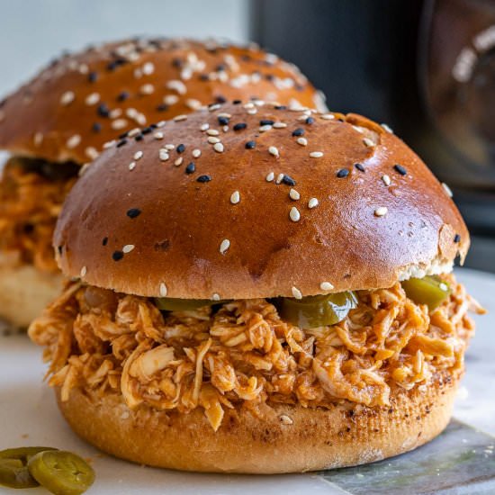 SLOW COOKER PULLED CHICKEN BURGER