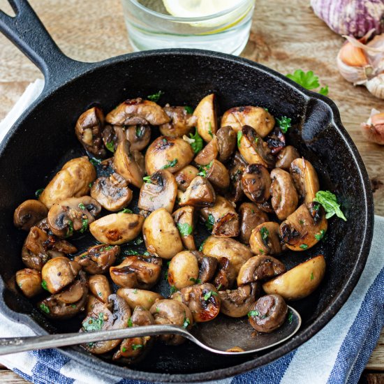 Sautéed mushrooms with garlic