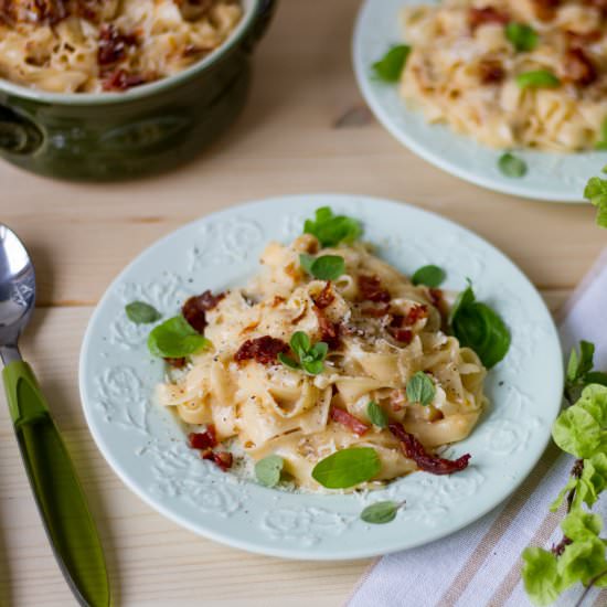 Carbonara with bacon and tomatoes