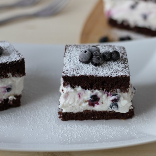 Yoghurt cake with bilberries