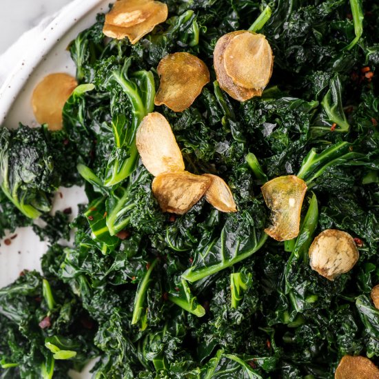 sautéed kale with fried garlic