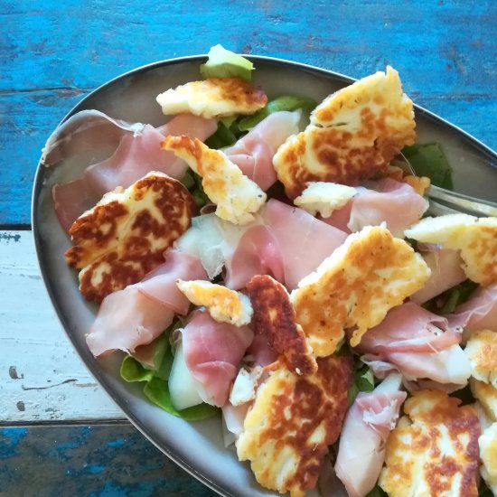 Salat with halloumi and melon